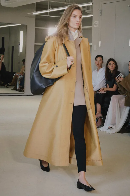 Leather-look хеланки -- најелегантен материјал за стилски look