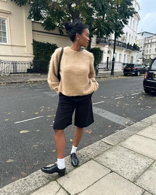 Пролетни топови и блузи 2026 -- сатенска блуза и бел тишерт за свежа гардероба