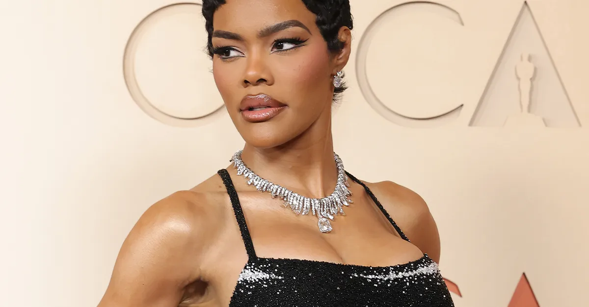 Зои Кравиц во Saint Laurent -- минималистички пролетен стил 2026