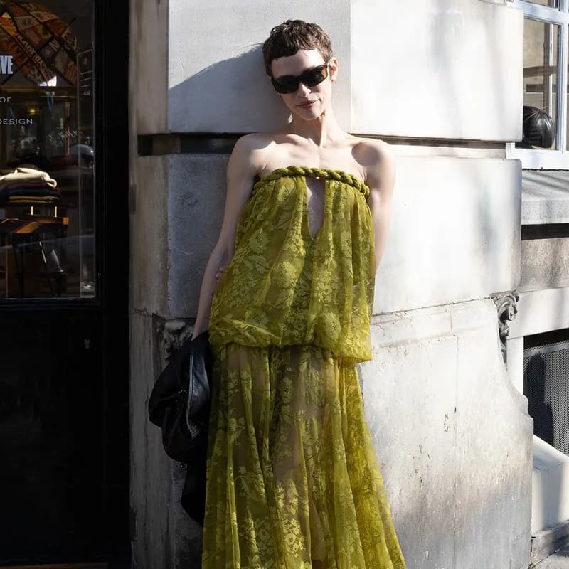 Slip фустан во сатен за пролет 2026 -- минималистичка елеганција