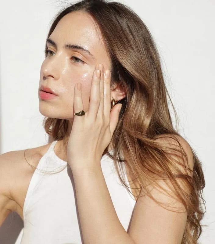 Хидратација на кожа во слоеви -- серуми и есенции за сјај